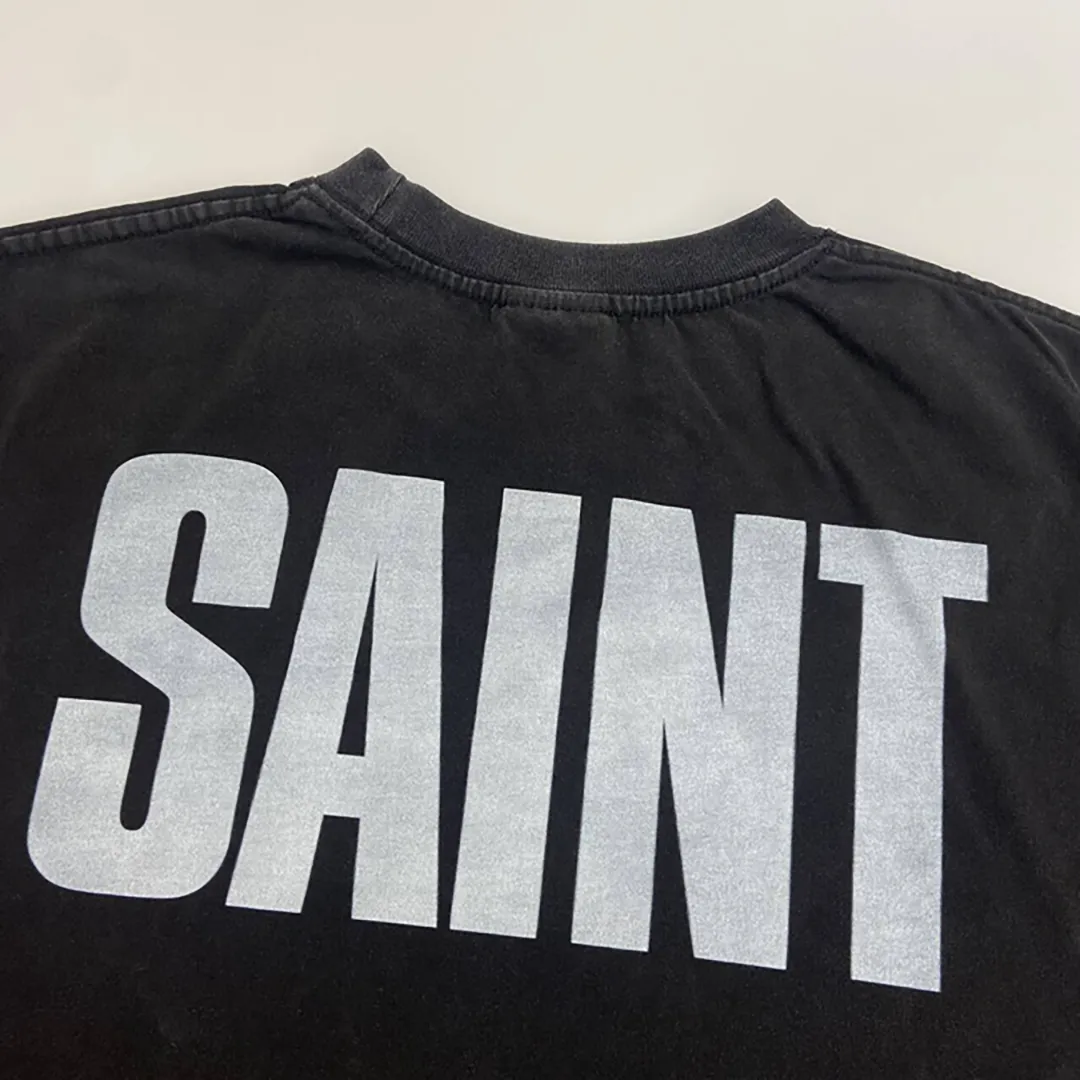 Mechao Saint Michael co-branded Friends black plot retro printed washed and distressed loose short-sleeves. Digital white ink direct injection. The fabric is breathable and the pattern is three-dimensional and clear. Fabric: Double yarn 240g Style number: S833 Size: S-M-L-XL Color: Washed black Price: P118
